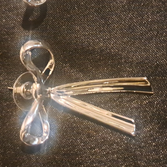 NEW Silver Bow Earrings Costume jewelry Stunning in classic for any occasion - Picture 2 of 3